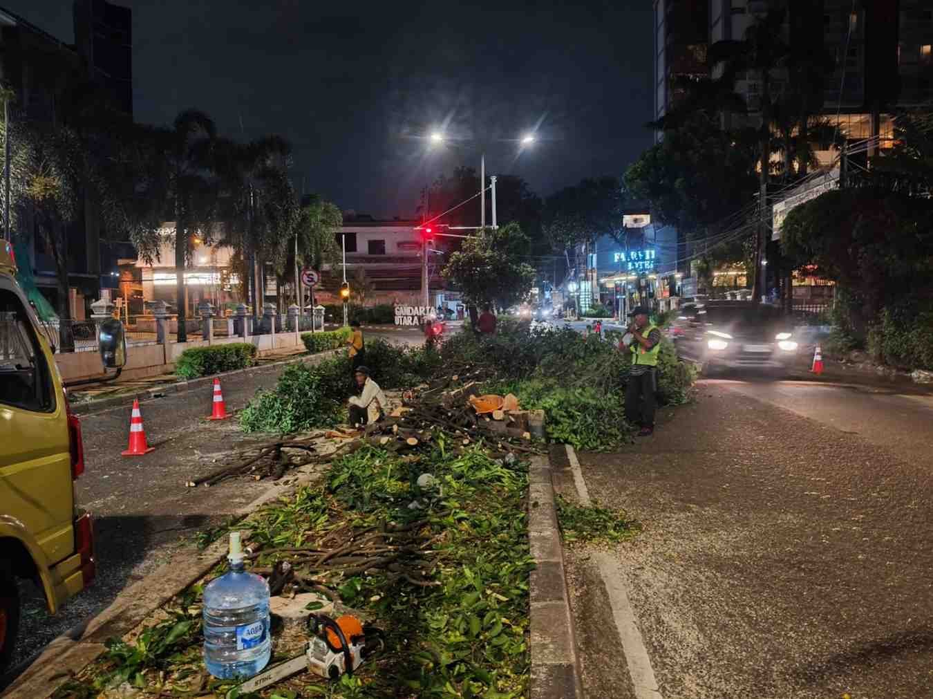 Tim SRU bekerja malam hari di pinggir jalan dengan traffic cone terpasang
